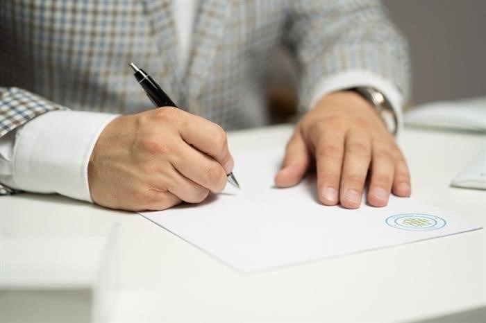 Подать пакет документов для получения вида на жительство