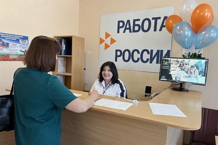 Сотрудники центра занятости помогают соискателям выбрать подходящее место работы и составить эффективное резюме. Фото: ДНР, Министерство труда.