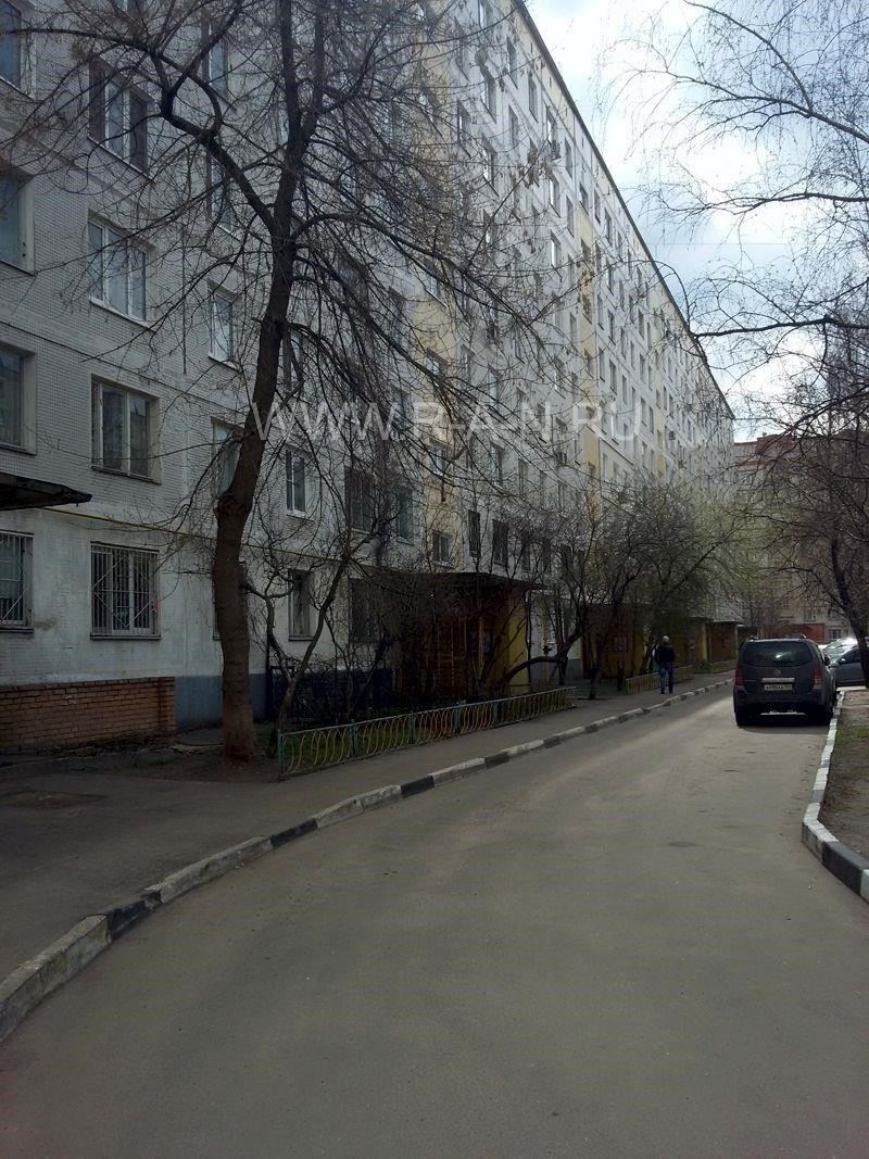 Добавление человека к прописанным в квартире, скорее всего, приведет к увеличению коммунальных платежей. Если в квартире постоянно проживает новый член семьи, то общее потребление таких ресурсов, как вода, электричество и отопление, возрастет. Владельцам недвижимости следует быть готовыми к увеличению расходов. Если в квартиру въезжает не член семьи, общая ответственность за оплату счетов перекладывается на всех проживающих в квартире, включая официально зарегистрированных.