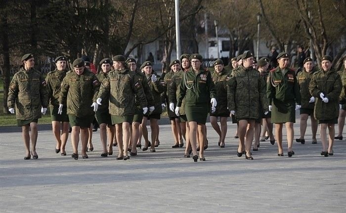 Могут ли женщины служить в армии? Правовые и социальные аспекты