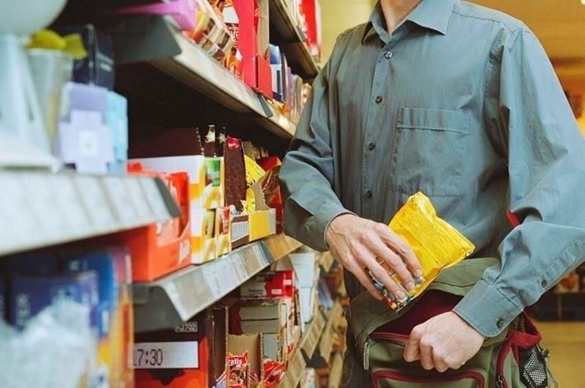 Как воровство в магазинах сотрудниками правоохранительных органов влияет на общественное восприятие и доверие