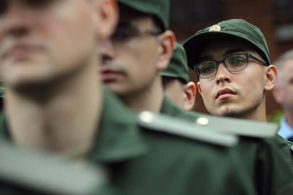 Могут ли призывники с геморроем служить в армии: что нужно учитывать