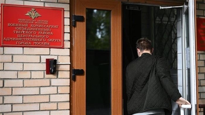 Вручение повесток на улице: законные основания и последствия неявки