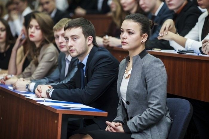 Как выбрать между средним профессиональным и высшим образованием?