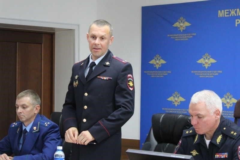 Роли и обязанности ключевых фигур в Минусинском отделе полицииМинусинский отдел полиции возглавляет структурированная команда, в которой каждый человек выполняет определенные обязанности, необходимые для работы организации. Дмитрий, как руководитель отдела, контролирует всю деятельность, обеспечивая бесперебойное выполнение задач, связанных с безопасностью, охраной правопорядка и взаимодействием с внешними организациями. В его обязанности также входит управление отношениями с подрядчиками и внешними партнерами для обеспечения надлежащего функционирования.
