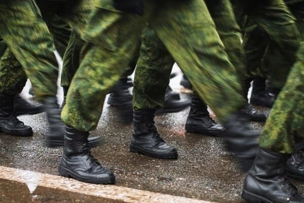 Кто обязан стать на первичный учет в военкомате?