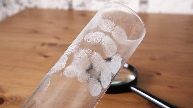 Удаление отпечатков пальцев со стеклянных поверхностей с помощью бытовых предметов